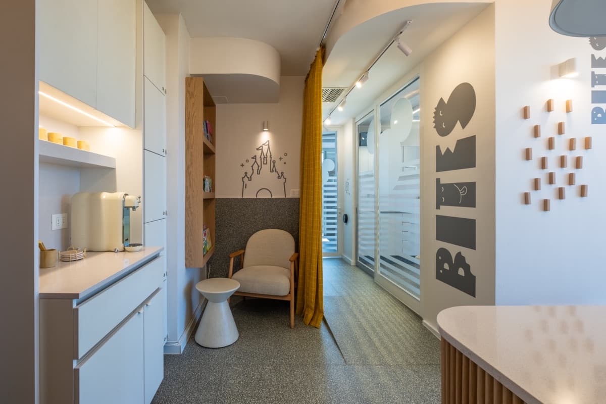 Rincón de lectura con mural de castillo