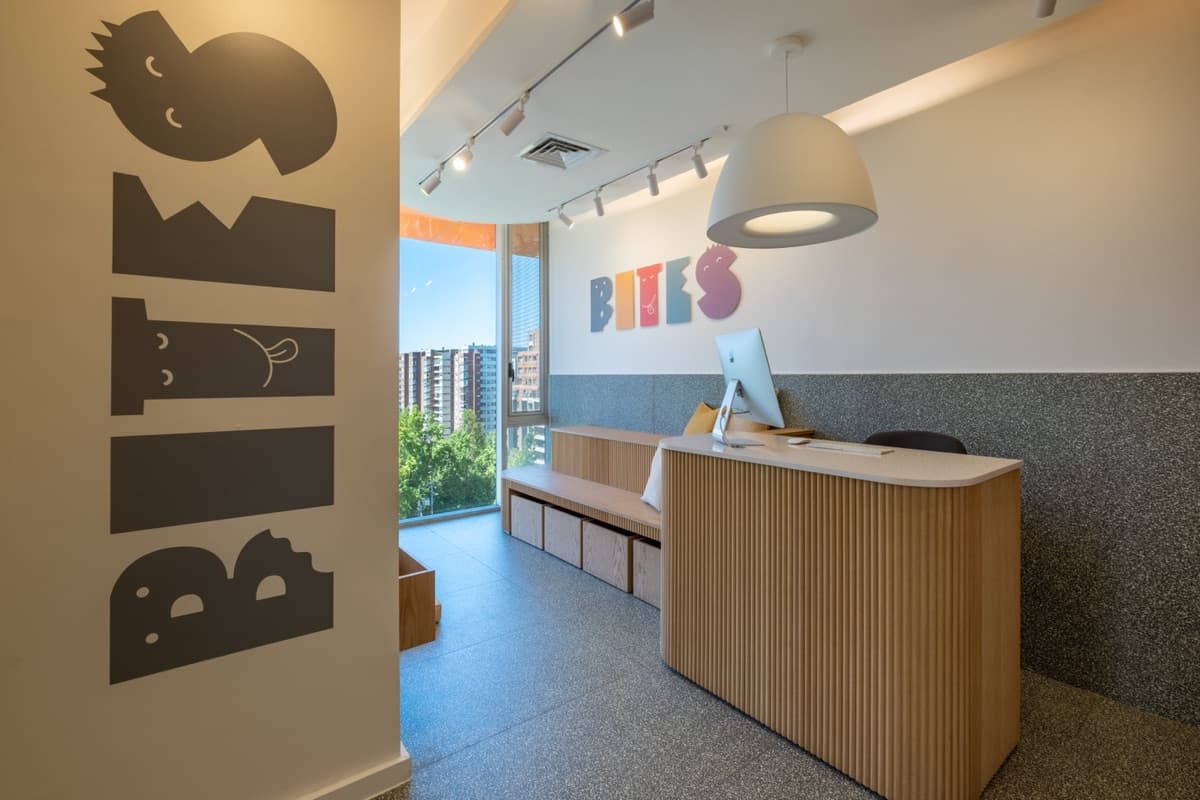 Recepción con letrero colorido BITES