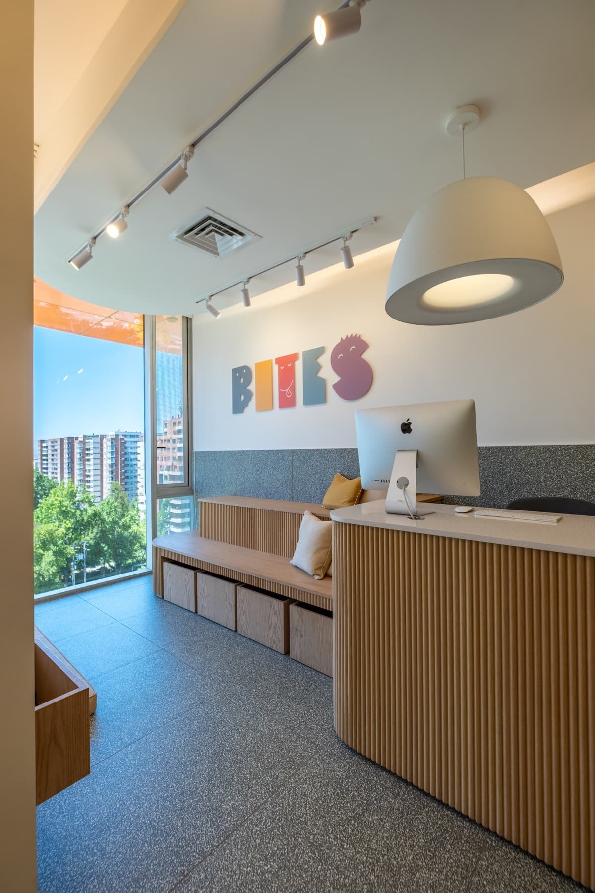 Recepción con vista a la ciudad